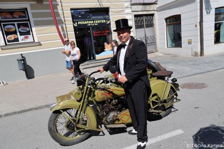 Mednarodna revija starodobnikov v Kamnik privabila ljubitelje klasičnih vozil (82)